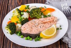 Plato dietético japonés con pescado magro.