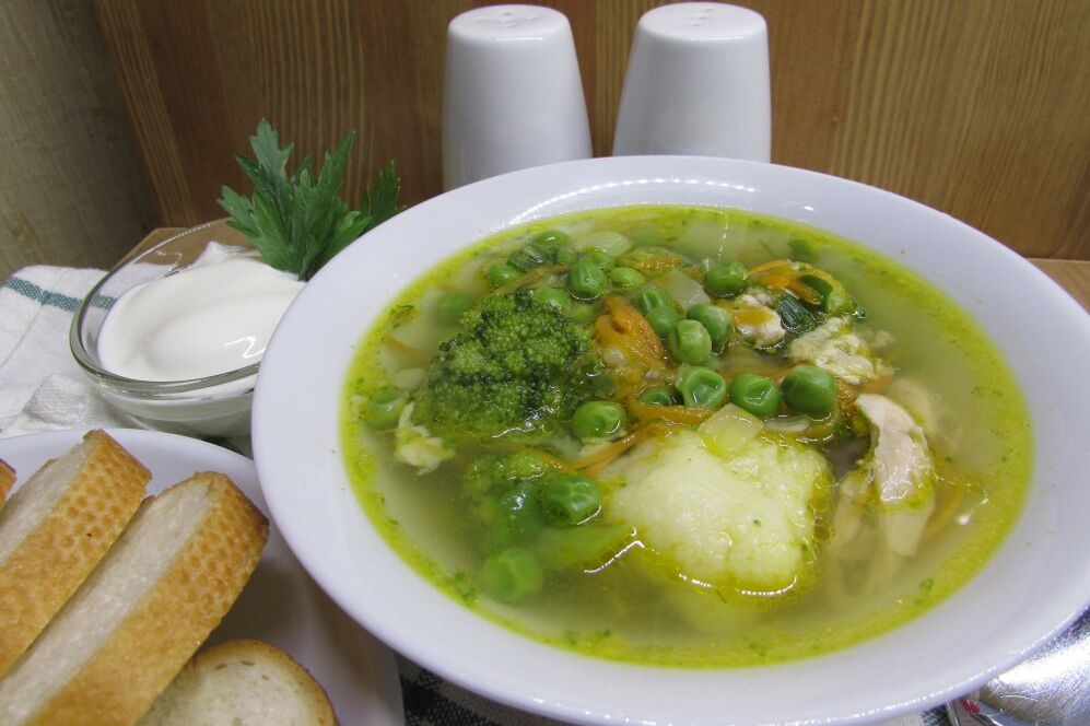 Caldo de carne con coliflor y brócoli