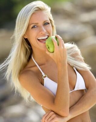 Una niña come una manzana para perder 10 kg al mes