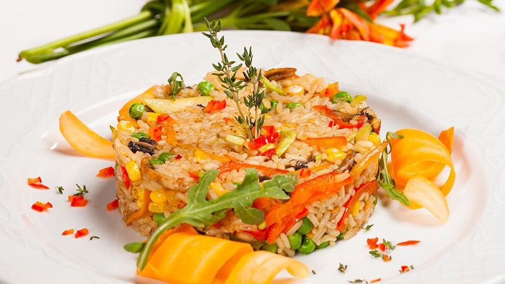 El risotto de verduras es el almuerzo perfecto para cualquiera que siga la dieta mediterránea. 