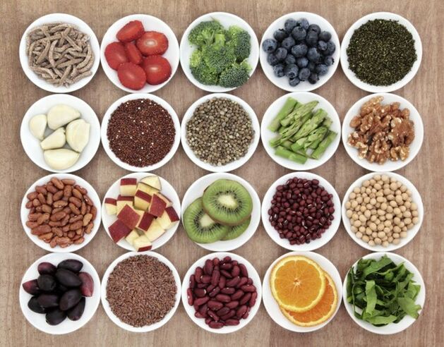 Una variedad de productos nutricionales en platos